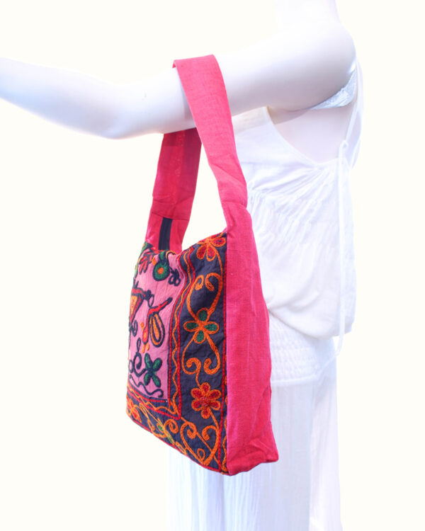 BORSA CON TRACOLLA E RICAMI FREAK