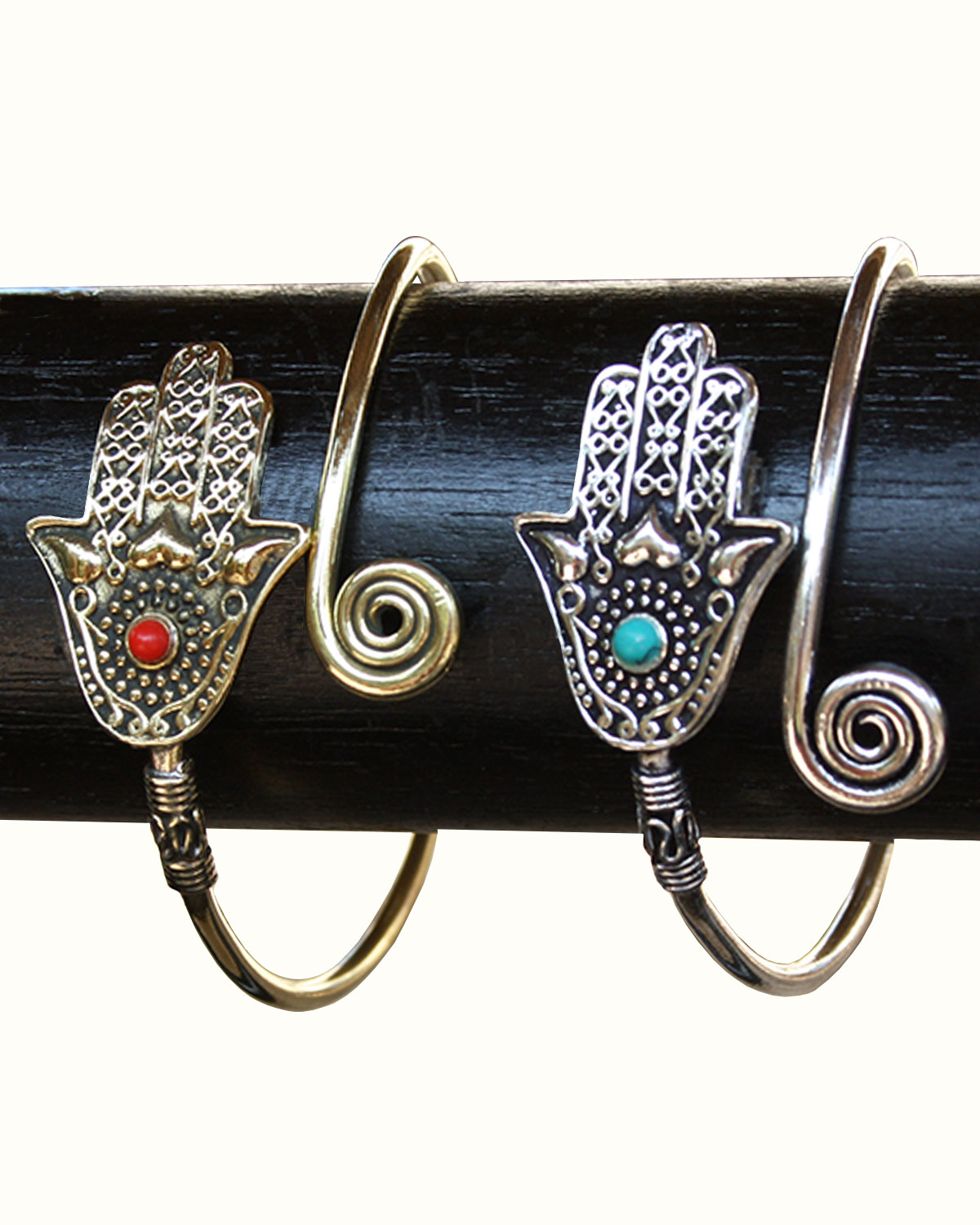 8061_1 BRACCIALE RIGIDO IN OTTONE CON MANO DI FATIMA E PIETRE