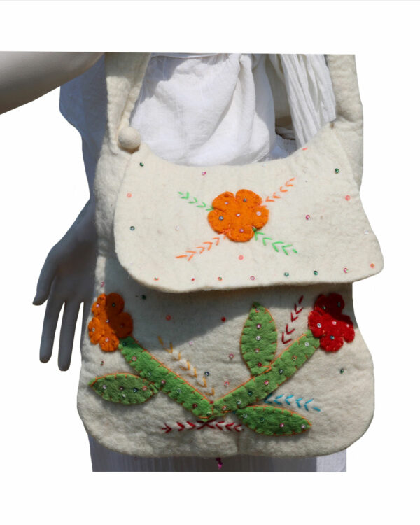 BORSA IN LANA COTTA OVALE CON FIORI APPLICATI E BEADS