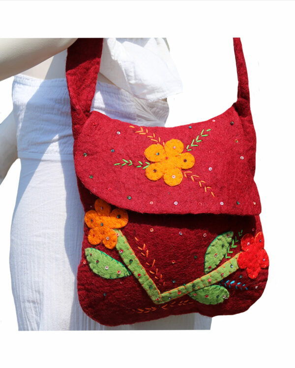 BORSA IN LANA COTTA OVALE CON FIORI APPLICATI E BEADS