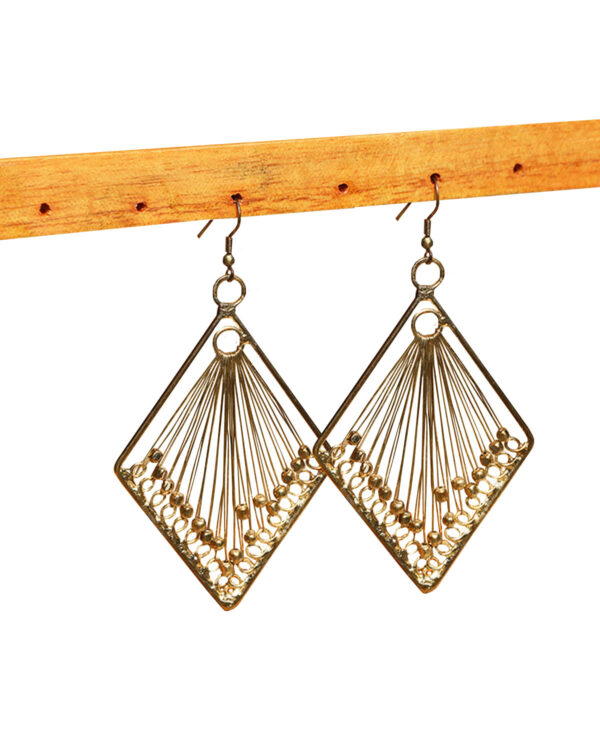 ORECCHINI IN OTTONE CON GIOCO DI FILO E PERLINE LUCIDE