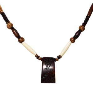 COLLANA IN OSSO FINE CON CIONDOLO RETTANGOLARE BOMBATO