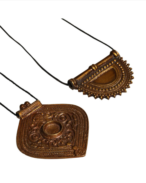CIONDOLI  IN OTTONE INDIA ORO ANTICO DECORI GITANI
