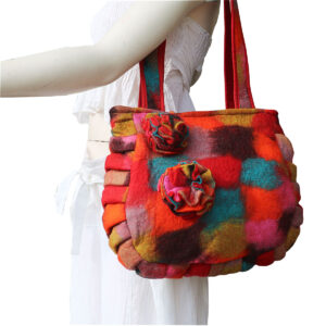 BORSA IN LANA COTTA CON 2 FIORI STRATIFICATI ONDULATI