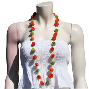 COLLANA IN LANA COTTA CON PALLINE PIATTE A SPIRALE