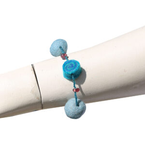 BRACCIALETTO IN LANA COTTA CON PALLINE PIATTE E PERLINE DI VETRO