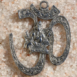 OM IN WHITE METAL CON GANESH